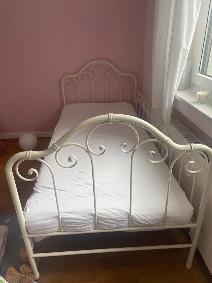 Bett Kinderzimmer cremeweiß lackiert in Bensheim