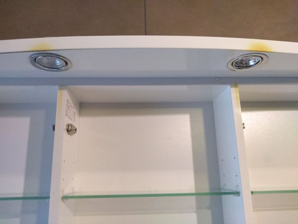 Spiegelschrank 3-türig inkl. Beleuchtung und Glaseinlegeböden in Deckenpfronn