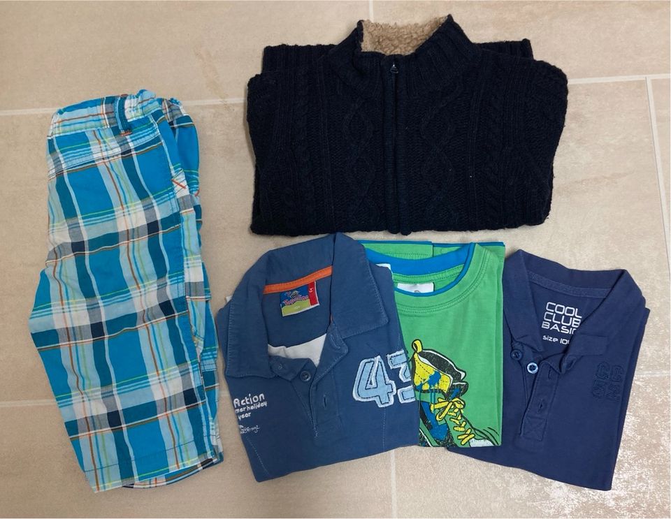 kleines Kleiderpaket Jungen Gr. 104 Hose Jacke T-Shirts in Leipzig