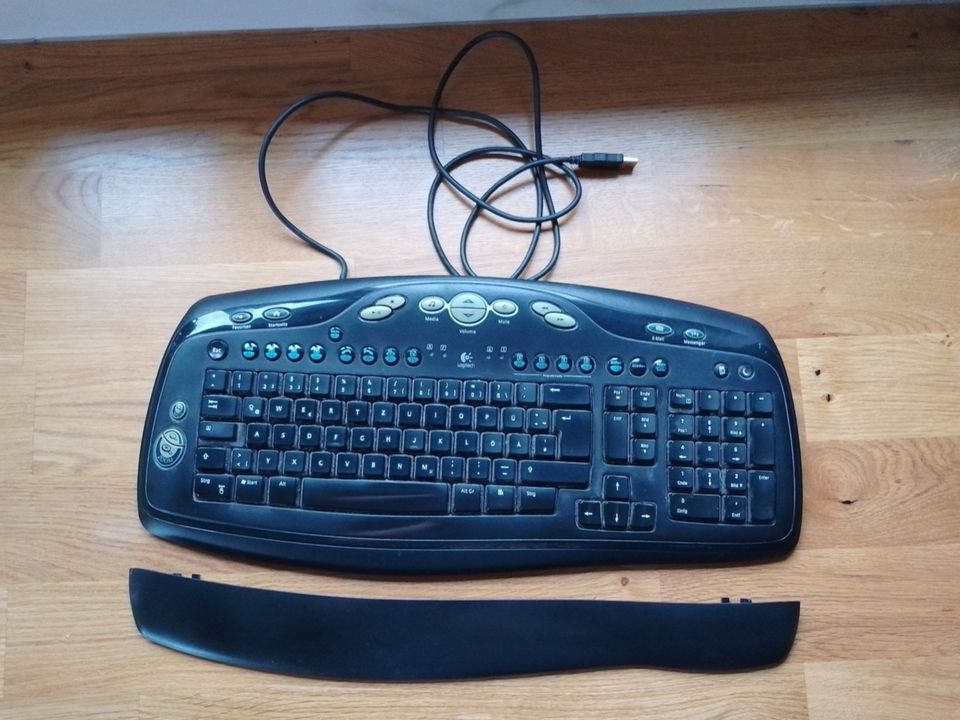 Logitech Tastatur USB mit Handgelenkauflage in Cremlingen