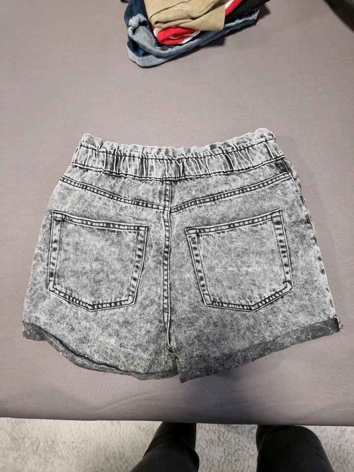 Frauen kurze Hosen Größe M  / Damen Hotpants / Shorts Klamotten in Siegburg