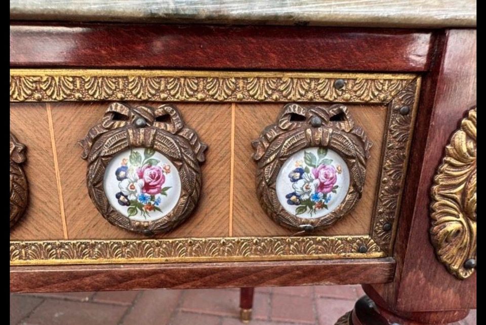 Ormolu Couchtisch mit Marmorplatte von H & L Epstein Antik Marmor in Rodenberg