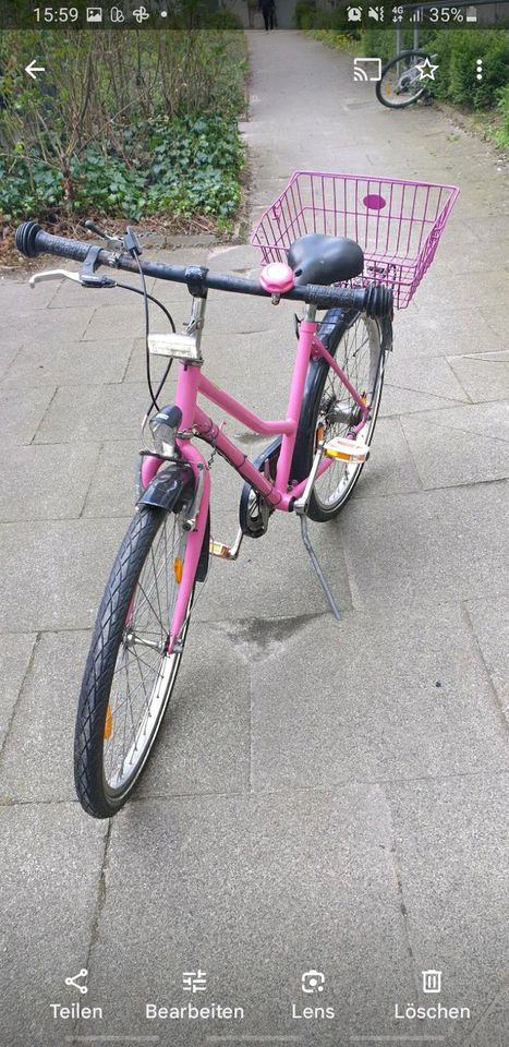 Mädchen Fahrrad in Kiel