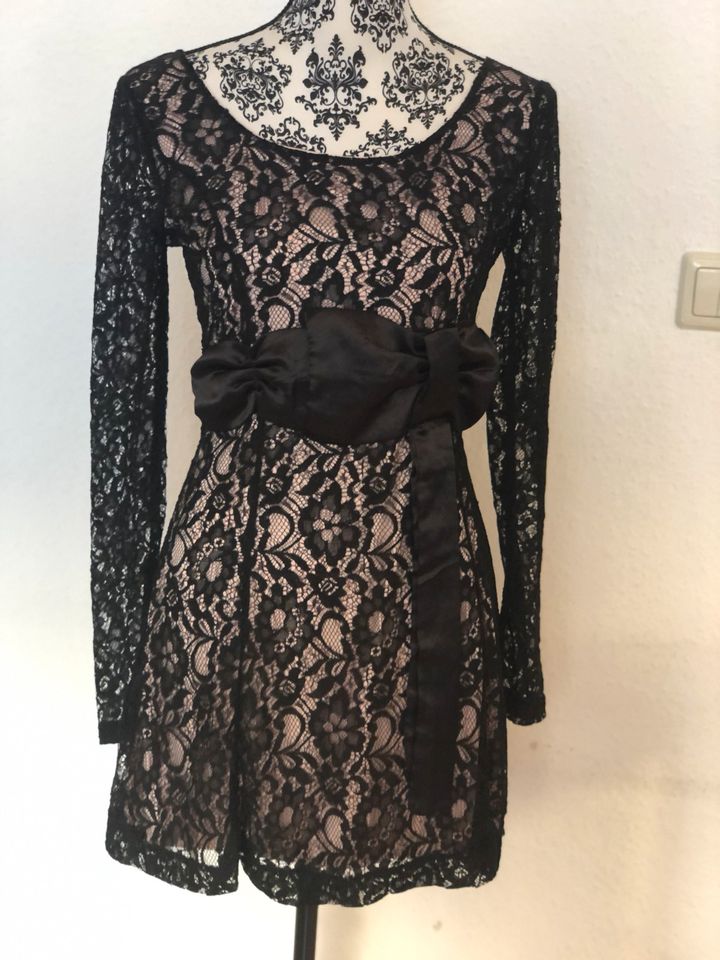 Spitzenkleid in schwarz in Hannover