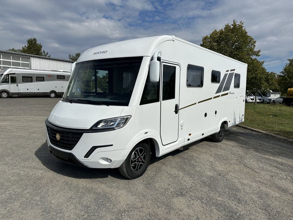 Mooveo Wohnmobil Integriert INT74QBF, Queensbett in Haßfurt