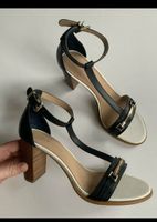 Neuwertig Sandalen Tommy Hilfiger Gr 39 Leder Pumps Niedersachsen - Sarstedt Vorschau