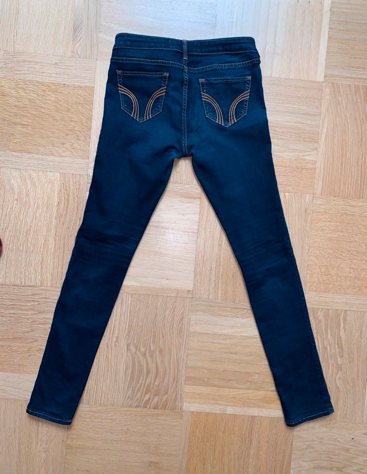 Hollister Skinny Jeans dunkelblau Gr. 27 neuwertig in Tiefenbach Kr Passau