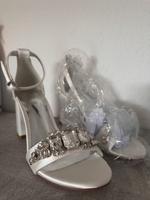 Weiße Sandalen / Hochzeitsschuhe mit Strass Gr. 36 Hessen - Lorsch Vorschau