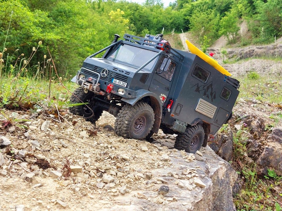 RC Unimog 435 U1300 + Expeditionskoffer Frässatz 1:10 AXIAL SCX10 in Gnoien