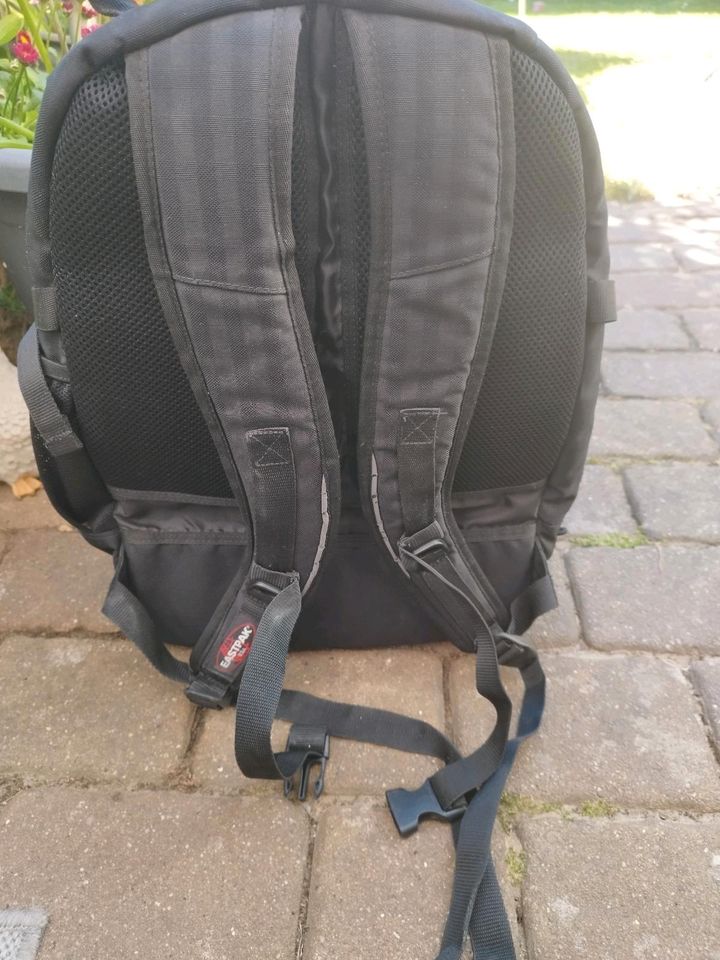 Eastpak Rucksack Tutor 39l black in Lüneburg