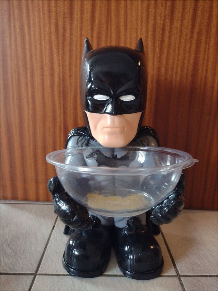 Batman mit Süßigkeitenschale in Bonn
