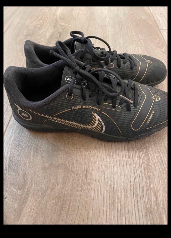 Nike Fußballschuhe Gr 35 - TOP Zustand in Solingen