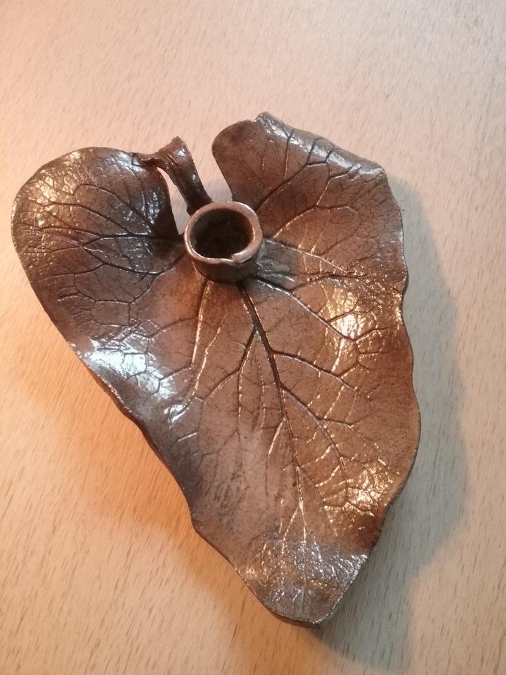 Handgefertigter Kerzenhalter als Blatt aus Keramik in Berlin
