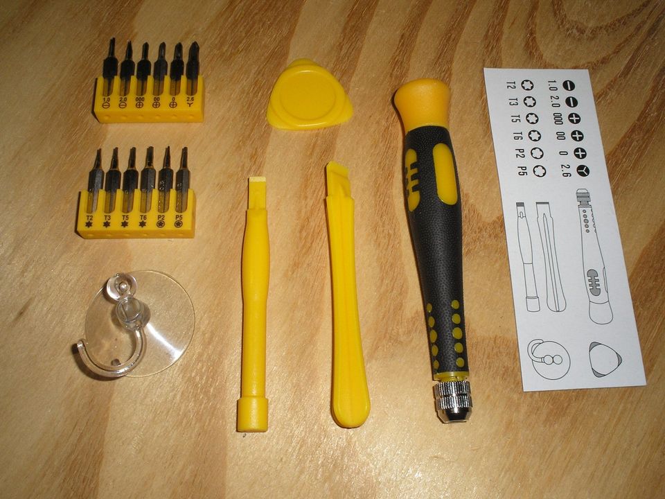 ein kleines Werkzeug Set für Smartphone Handy Reparatur in Sonsbeck