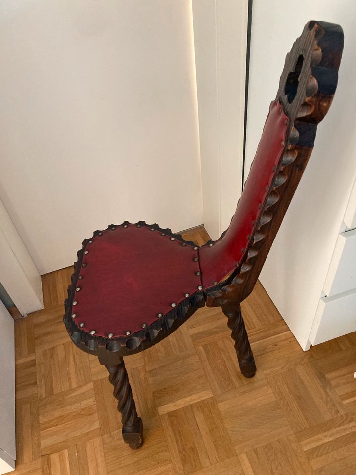 Dreibein - Stuhl, Holz-Stuhl, Art Brutalismus Spanien in Ochtrup