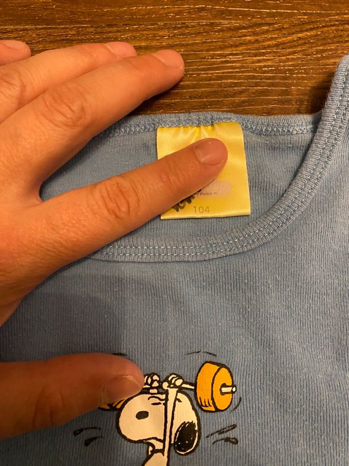 2 Unterhemden / Achsel-Shirt, Größe 104, Snoopy-Motov in Hirschaid