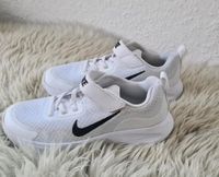 Neuwertig Nike Turnschuhe Halle weiße Sohle Weiß schwarz Gr. 33,5 Hessen - Borken Vorschau