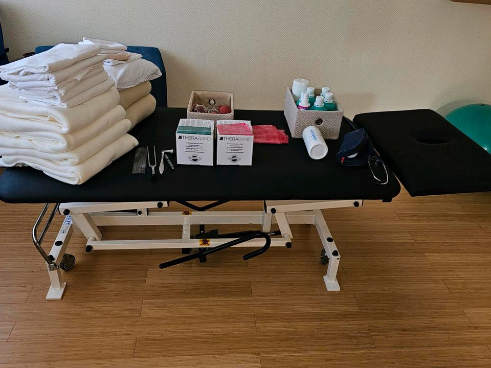 Physio/Osteopathie  Praxisbestand Behandlungsliege, Praxisbank in Bremen