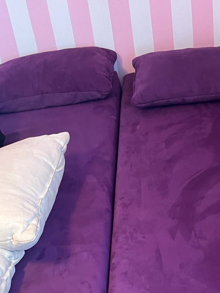 Sofa in Lila kann auch als Bett 195cmx70cm wie Neu in Oberhausen