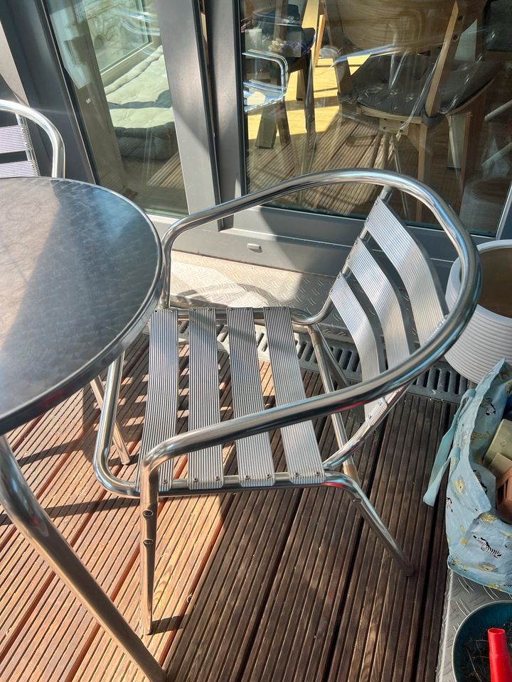 Kleiner Tisch und Stühle für Küche oder Balkon in Hamburg