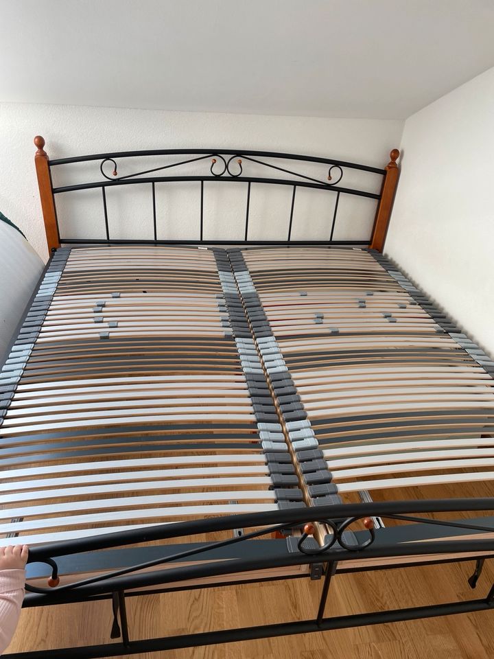 Großes Vintage King Size Bett mit Schnörkel Massivholz Lattenrost in Ellwangen (Jagst)