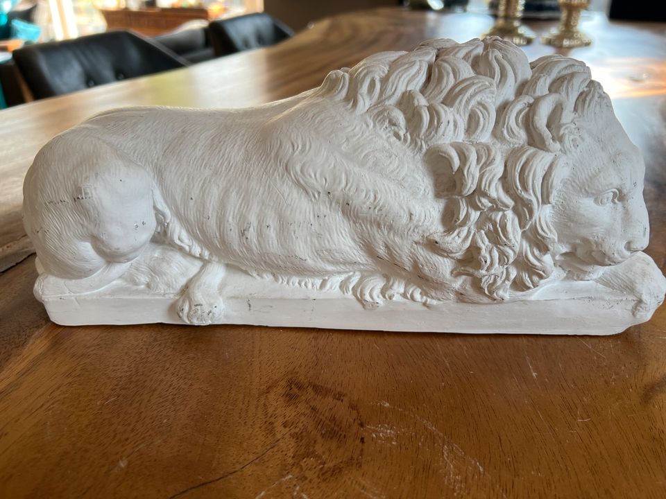 Löwenskulpturen als Buchstützen o.ä,  je 31 cm lang in Bad Vilbel