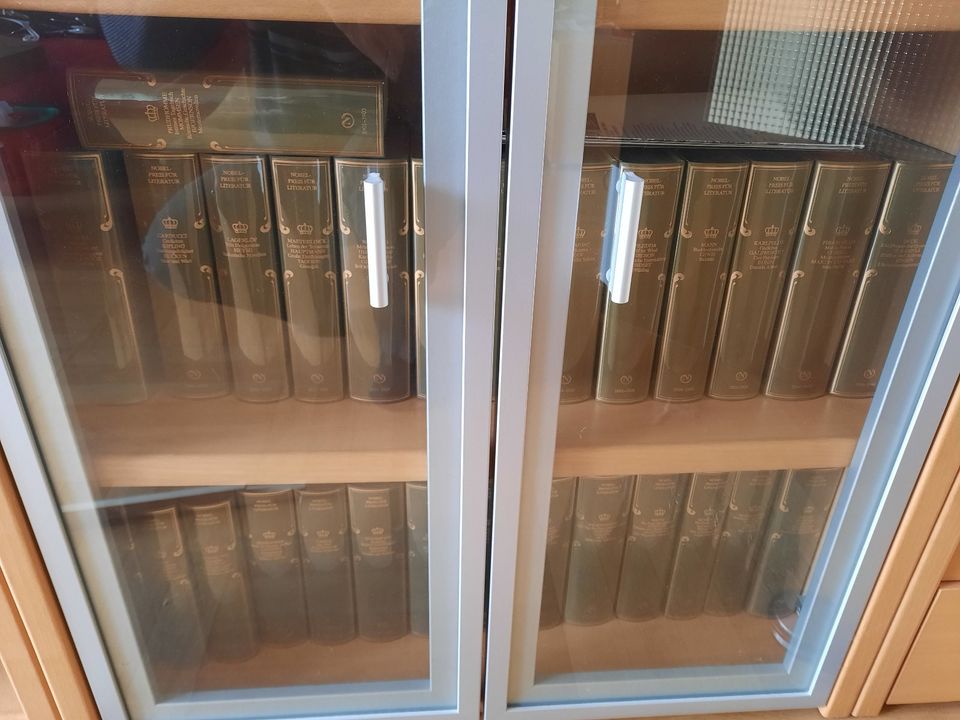 28 Bände Nobelpreis für Literatur 1901 bis 1982 in Bonn