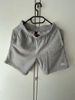 Kinder Shorts Sweatshirt Stoff von Adidas grau gr. xs Nordrhein-Westfalen - Netphen Vorschau