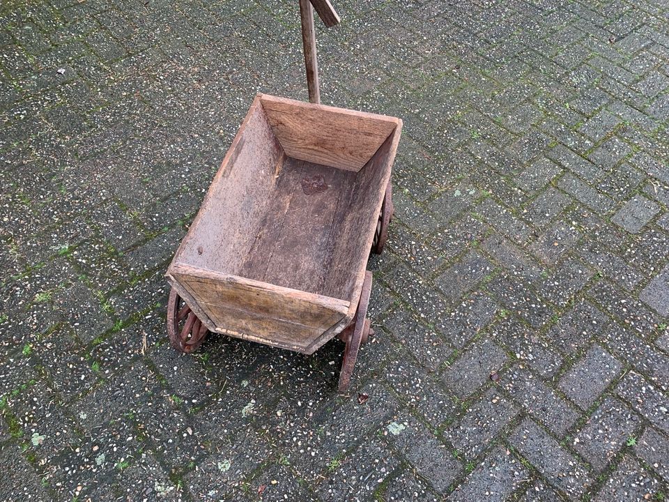 Kleiner antiker Handwagen selten in der größe Speichenräder Holz in Neuenhaus