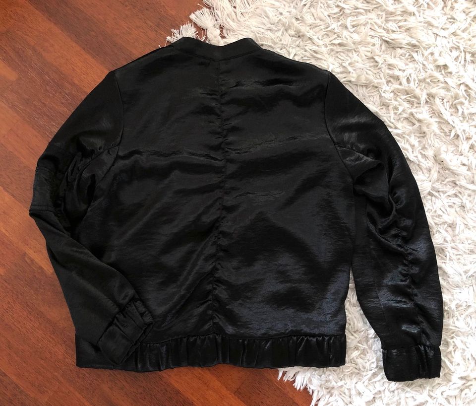 Jacke schwarz glänzend Größe 42 H&M in Hennef (Sieg)