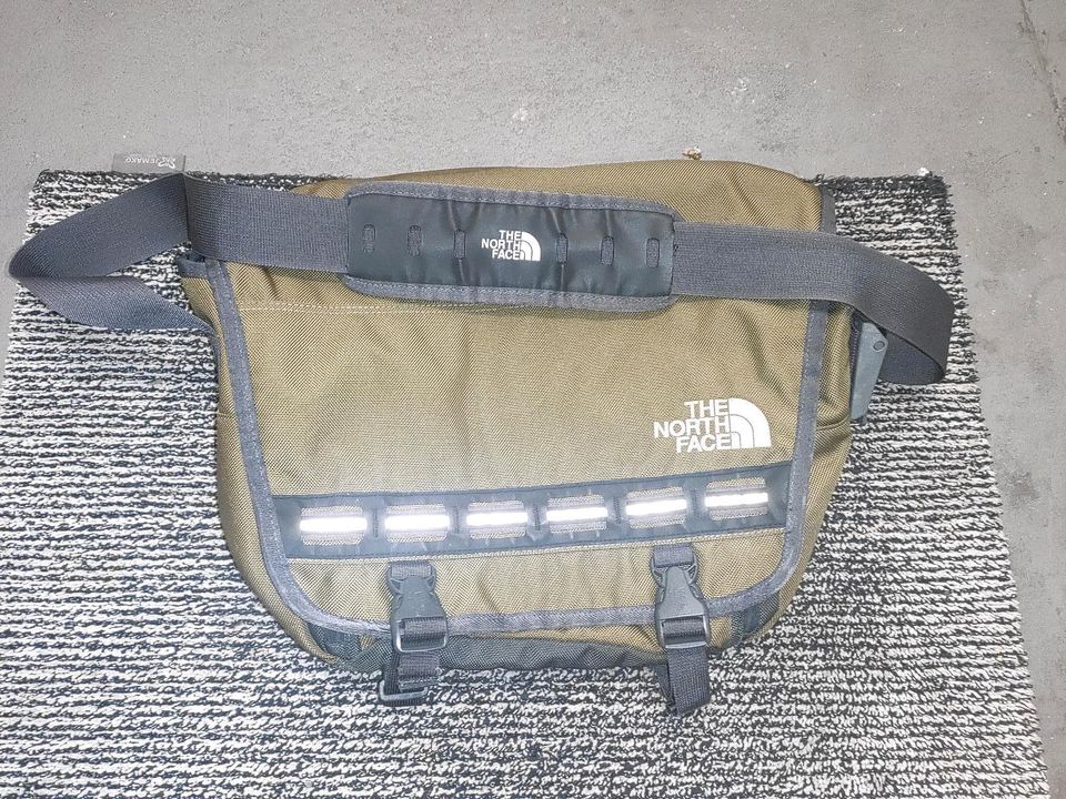 North Face Messenger TNF Cross Bag base Camp M L Umhänge Tasche in Bonn