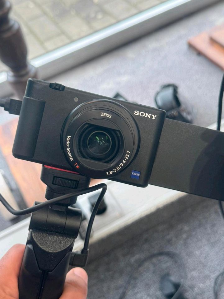 SONY ZV-1 4K Vlog Digitalkamera, seitlich klappbares Selfie-Displ in Duisburg