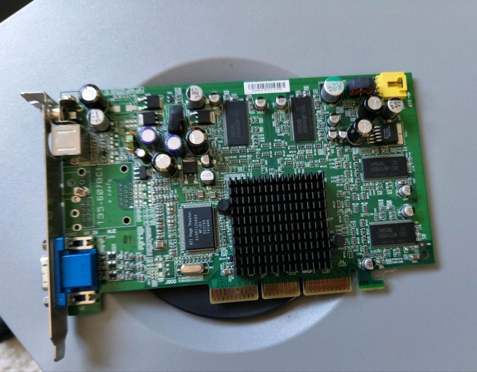 ATI Radeon 9000 Grafikkarte in Lübeck