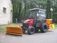 25 PS WINTERDIENST Traktor TYM T255 Schlepper mit Schild Streuer Nordrhein-Westfalen - Barntrup Vorschau