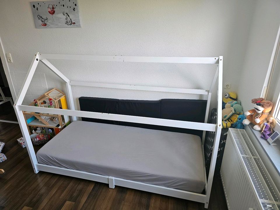 Neuwertiges Kinderbett  mit Matratze 90x200cm in Fulda