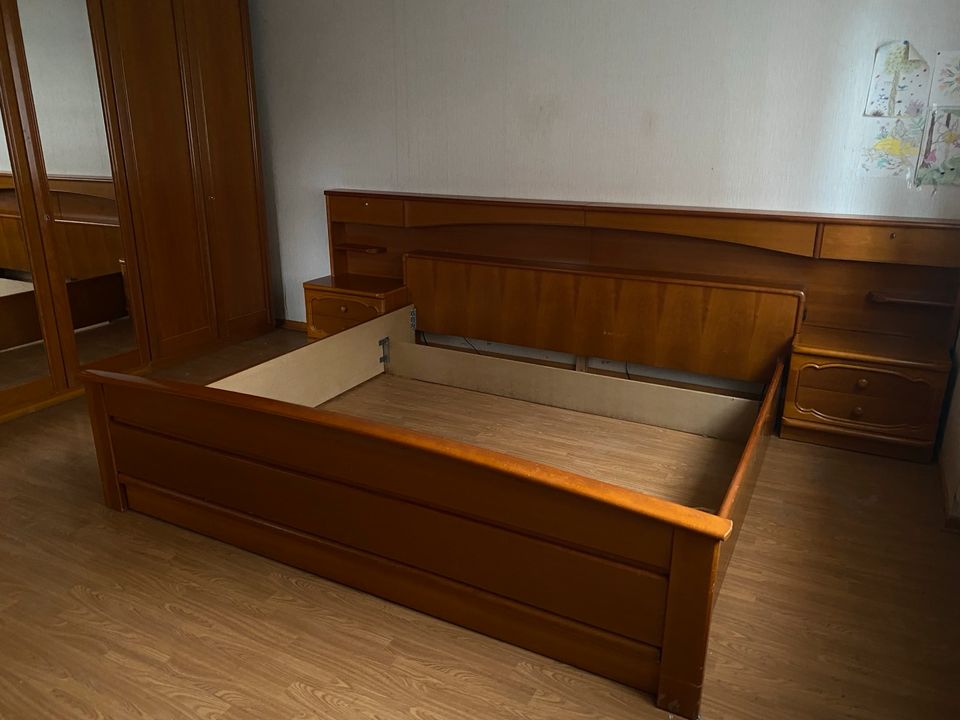 Schlafzimmer Set: Bett, Schrank, Kommode & Spiegel in Ebsdorfergrund