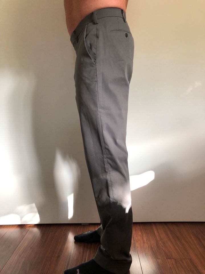 Wie neu UNIQLO New York Hose Stoffhose Anzughose W33L34 in Hamburg