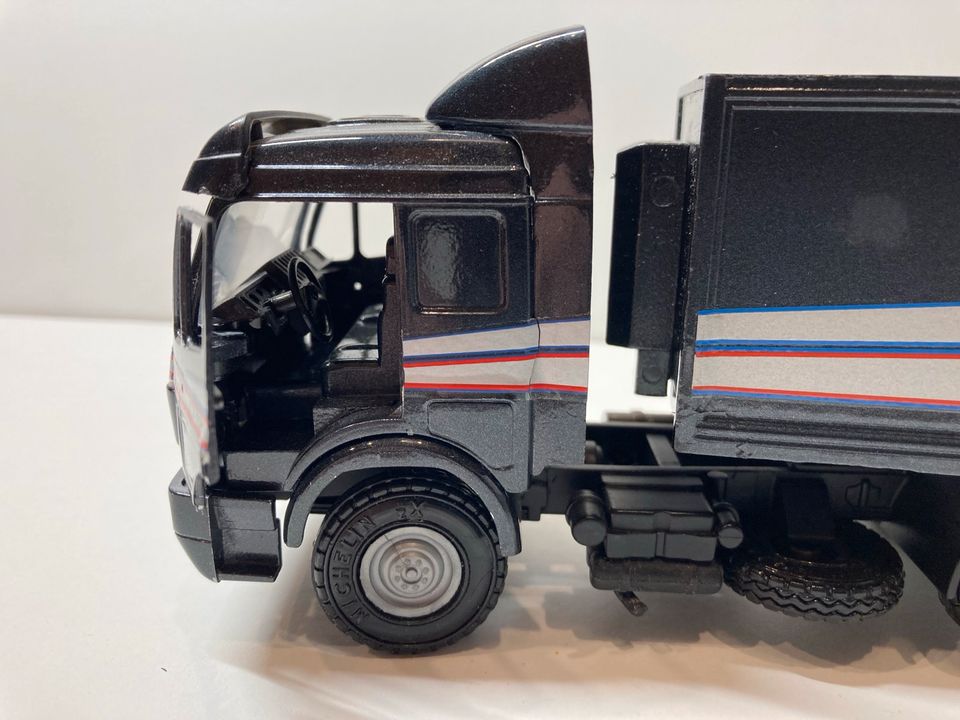 Mercedes Benz Actros Sattelzug Modellauto NZG 1:43 in Döbern