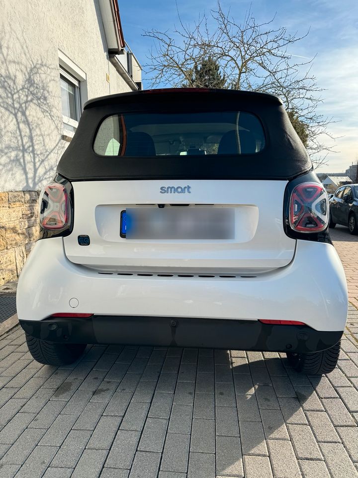 smart eq fortwo cabrio Passion , 22KW-Lader, EZ: 02/2023, 4800 km in Gärtringen