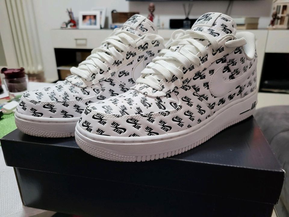 Nike Air Force 1 '07 QS All Over Logo in Weiss schwarz in Berlin