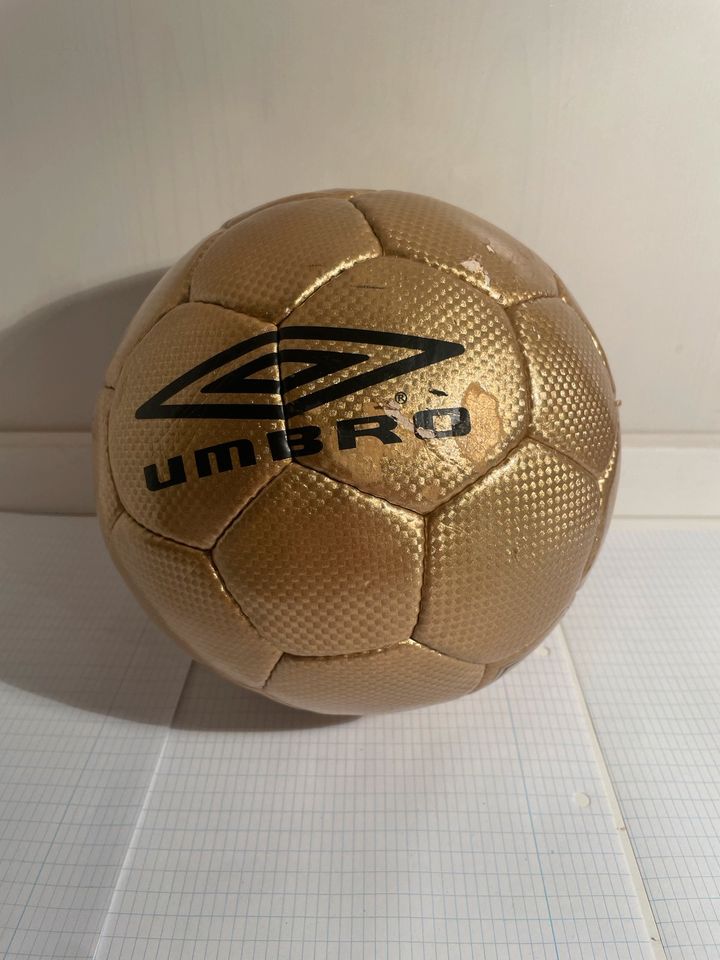 Umbro Ball Gold in Dietzenbach