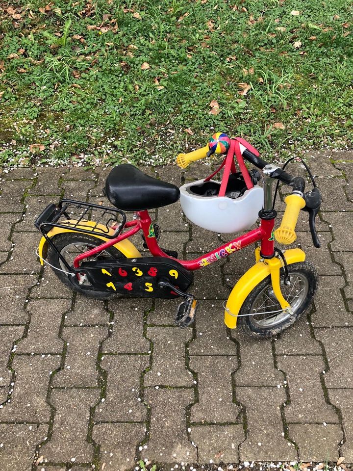 Kinderfahrrad mit Helm in Kirchheim unter Teck