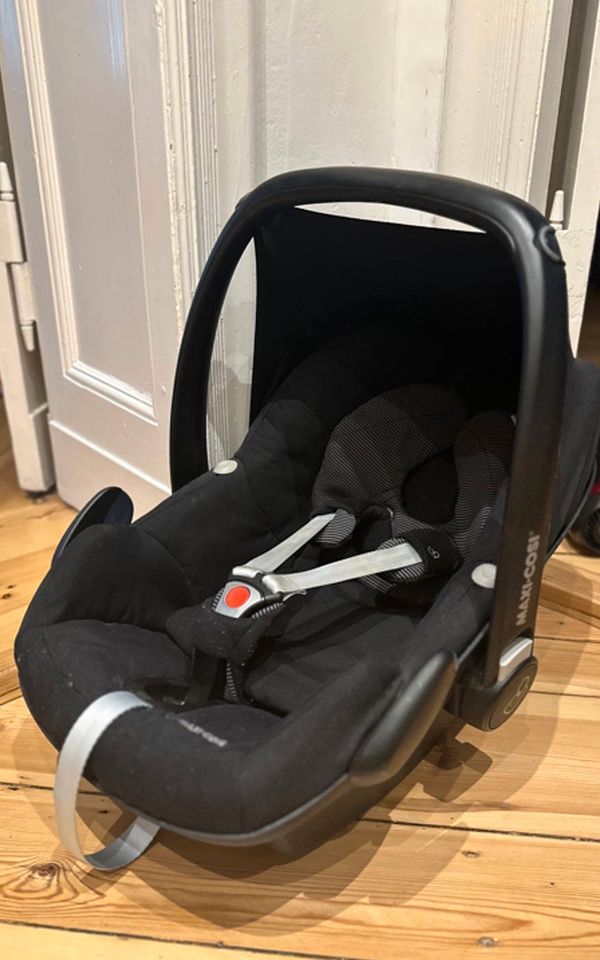 Babyschale Maxi Cosi + Regenschutz in Berlin - Charlottenburg