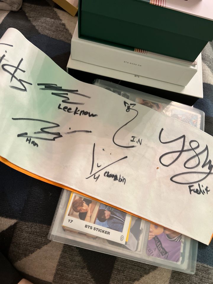 Stray Kids - Music Bank in Berlin 2018 SIGNED & Hyunjin KISSED it in Wirges  
