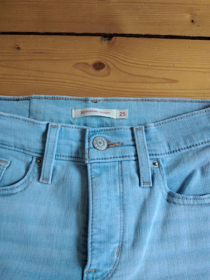 Levi's 311 Shaping Skinny Gr. 25/28 Hellblau NEU in Ilmtal-Weinstraße