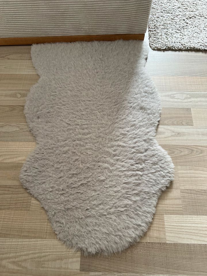 Grauer Lammfell Teppich von Ikea in Bornheim