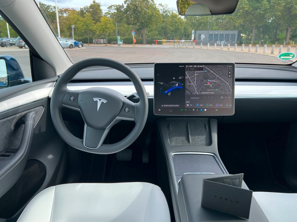 Tesla Model Y  2023 372 PS Autovermietung Mietwagen Automieten Rent a car in Berlin