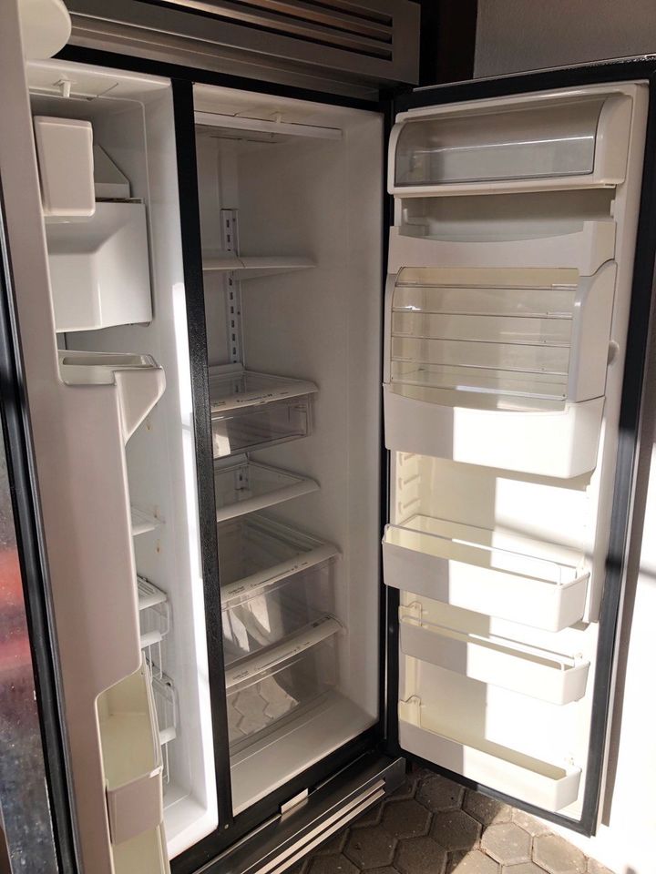 Side by Side Kühlschrank mit Eiswürfelspender AMANA in Neuwied