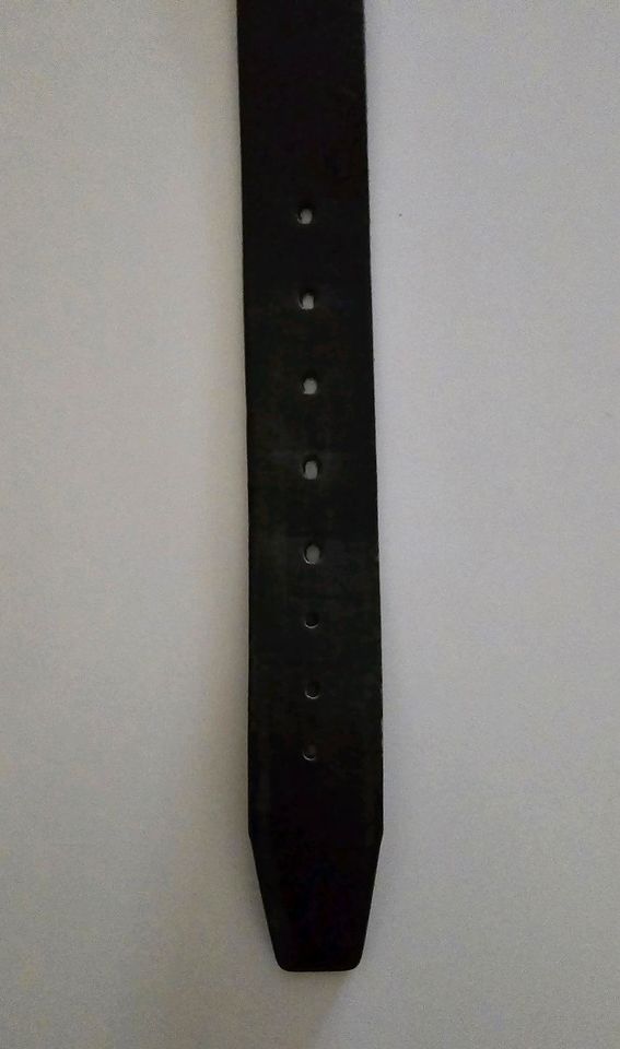 Schwarzer Ledergürtel mit Metallschnalle 105cm in Fürth