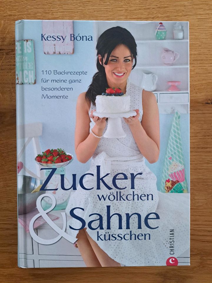Backbuch "Zuckerwölckchen & Sahneküsschen" von Kessy Bona in Lichtenfels